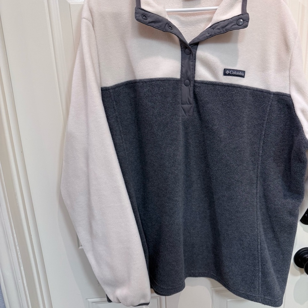 Columbia Women's Two-Tone Fleece in Gray and Cream